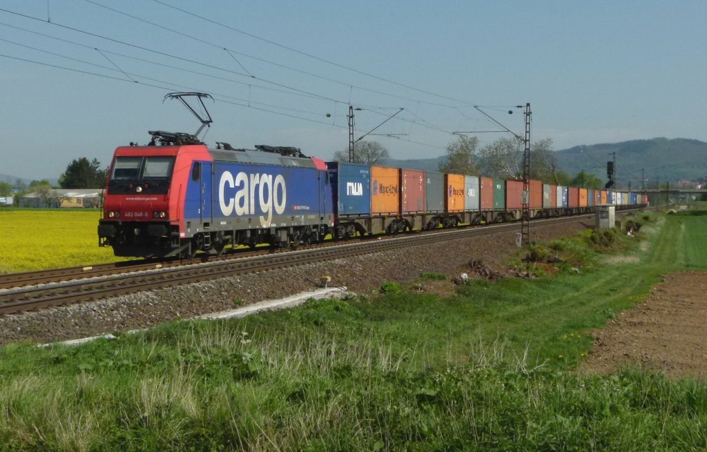 Re 482 048-6 von BoxXpress ist mit einem Containerzug am 27.04.2012 bei Ltzelsachsen