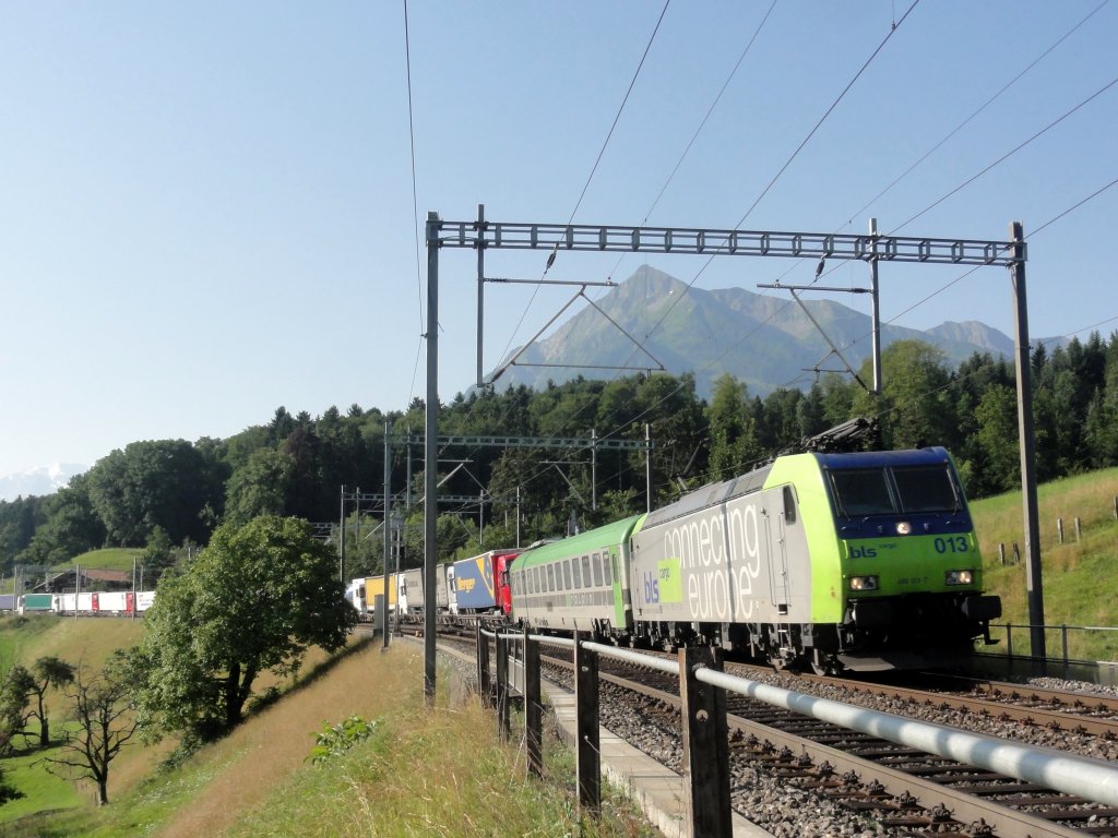  Re 485 013 mit Hupac bei Kumm am 27.07.2012