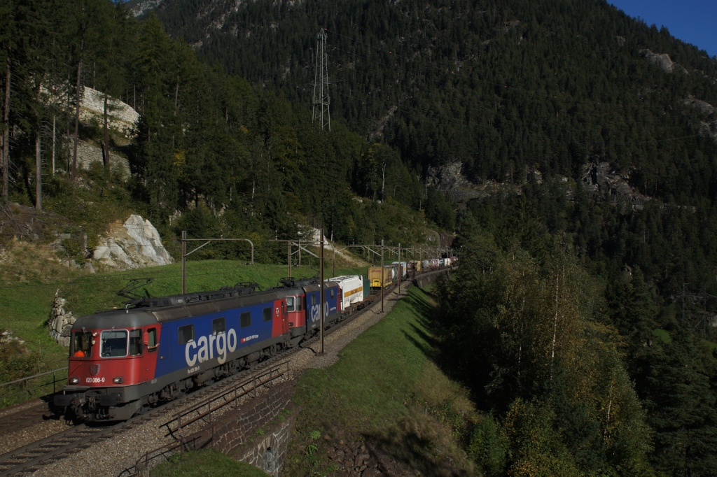 Re 620 086-9 und Re 420 344-4 ziehen am 6.10.2012 einen UKV-Zug von Gschenen Richtung Wassen.