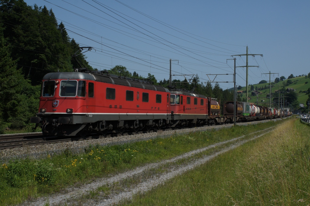 Re 6/6 11684 und Re 4/4 II11256 befinden sich am 30.6.12 mit einem Containerzug in Mlenen.