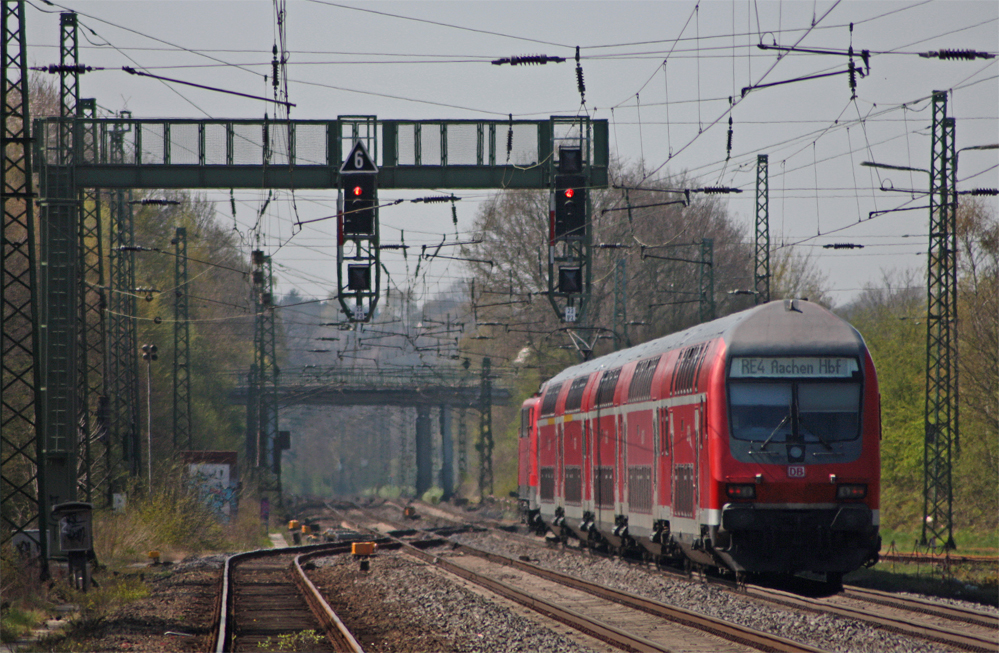 RE10414 aus Dortmund nach Aachen Hbf mit Zuglok 111 124-4 bei der Ausfahrt in Geilenkirchen 17.4.10