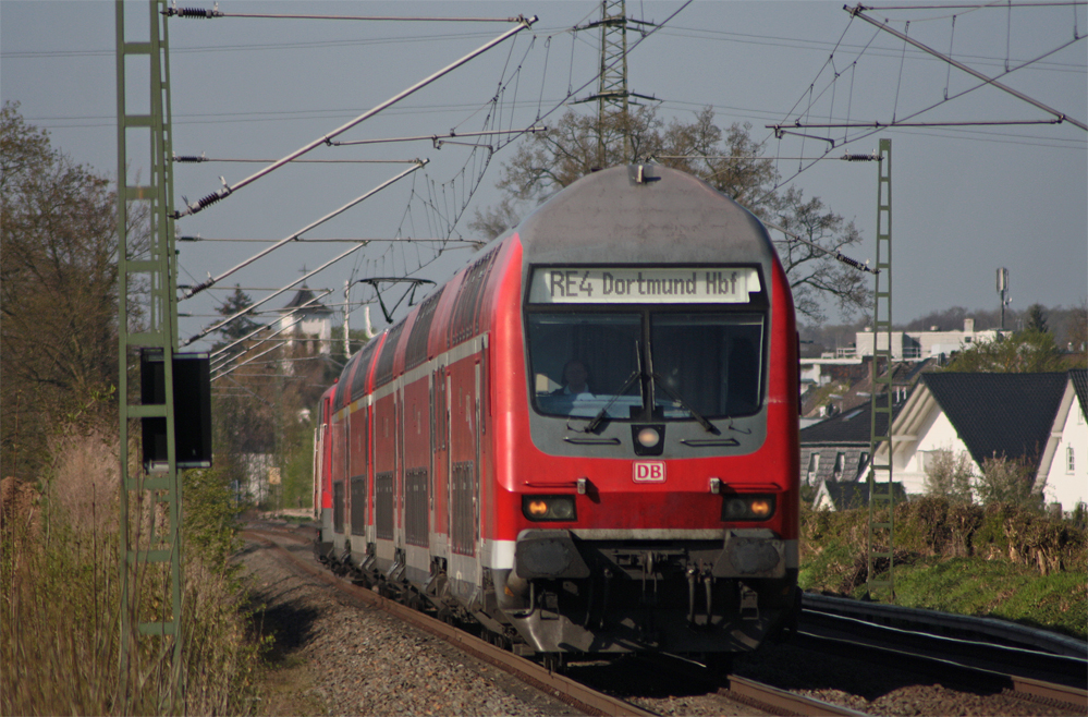 RE10415 aus Aachen nach Dortmund mit Schublok 111 151-7 zwischen Geilenkirchen und Lindern an der ehem. Anrufschranke 18.4.10