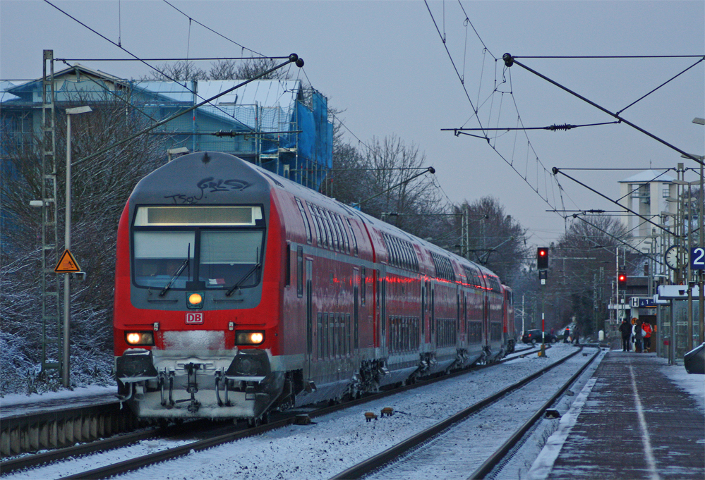 RE10422 (+10) nach Aachen Hbf mit Schublok 111 160-8 in Geilenkirchen, 17.12.10