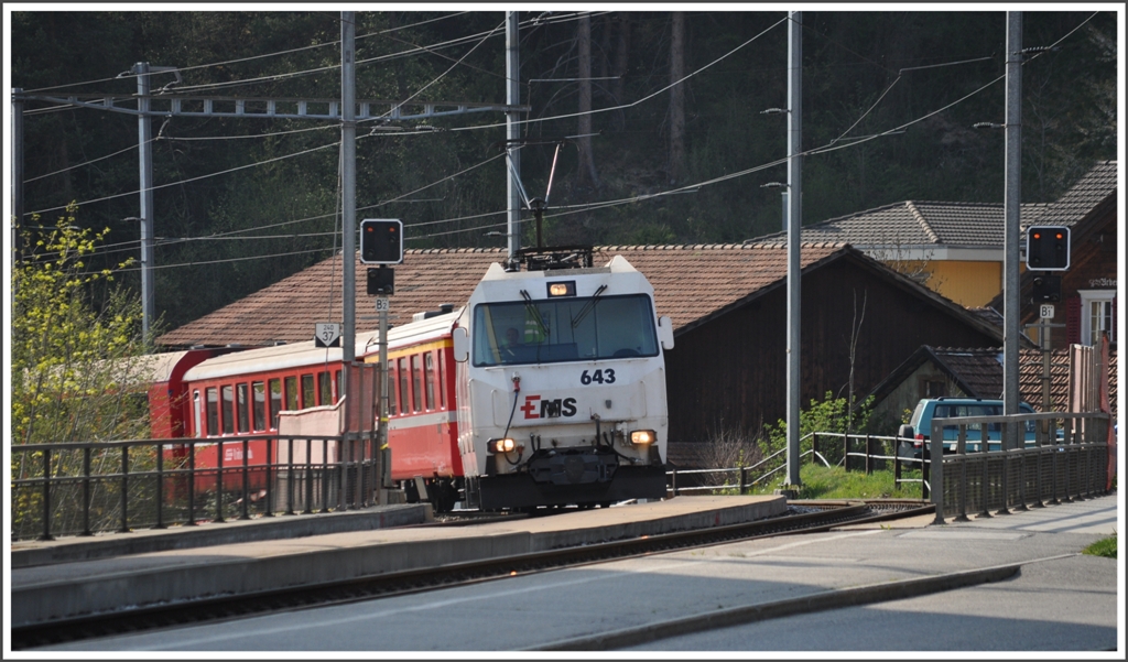 RE1057 mit Ge 4/4 III 643 *Vals* nach Davos fhrt durch Grsch. (20.04.2011)