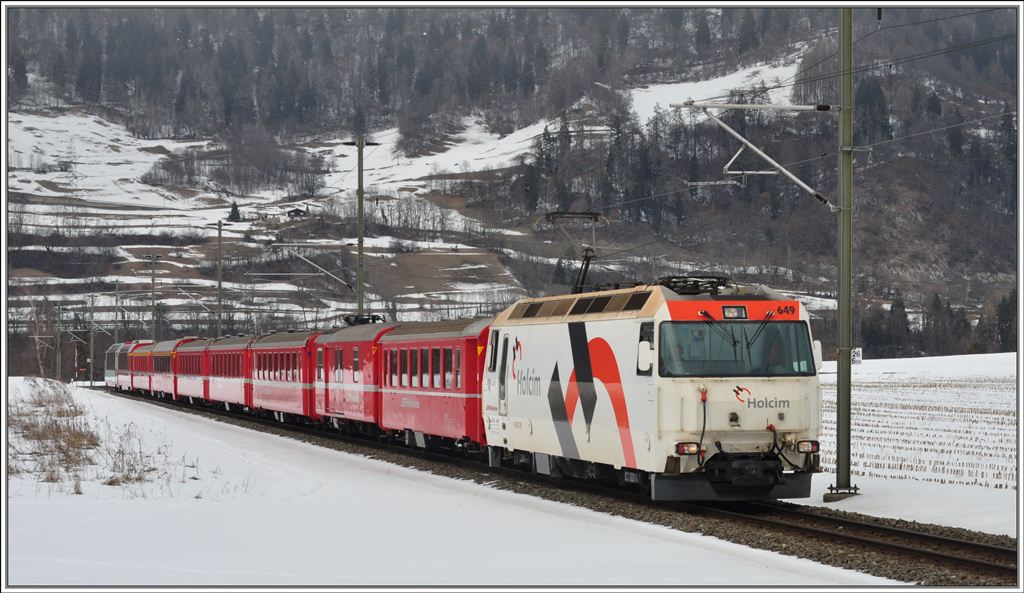 RE1145 mit Ge 4/4 III 649  Lavin  bei Bonaduz. (15.02.2013)