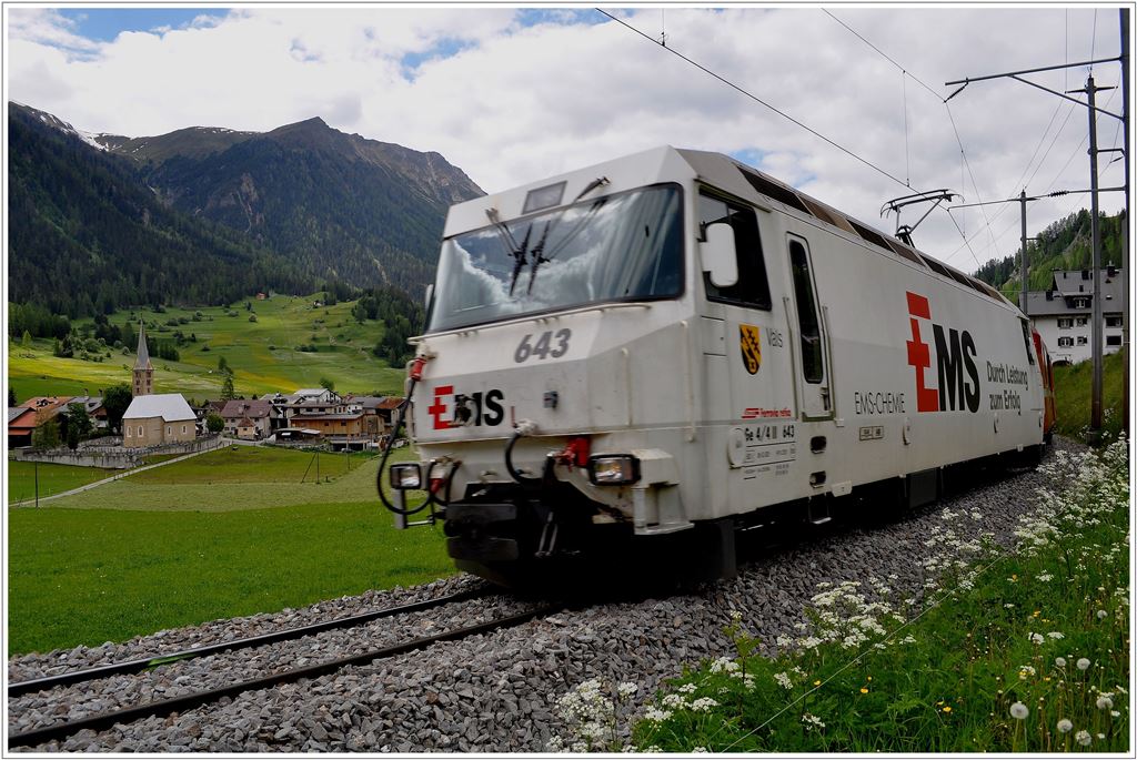 RE1145 mit Ge 4/4 III 643  Vals  mit der Kirche Bergn. (12.06.2013)