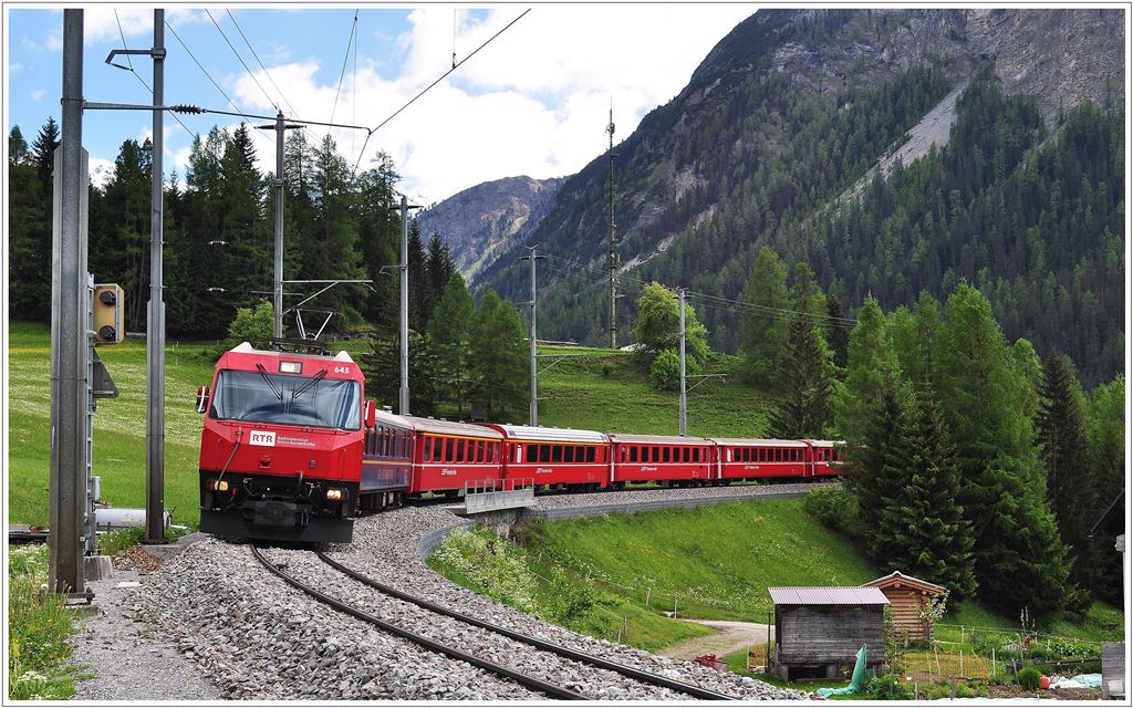 RE1152 mit Ge 4/4 III 652  Tujetsch  auf der untersten Ebene oberhalb von Bergn . (12.06.2013)