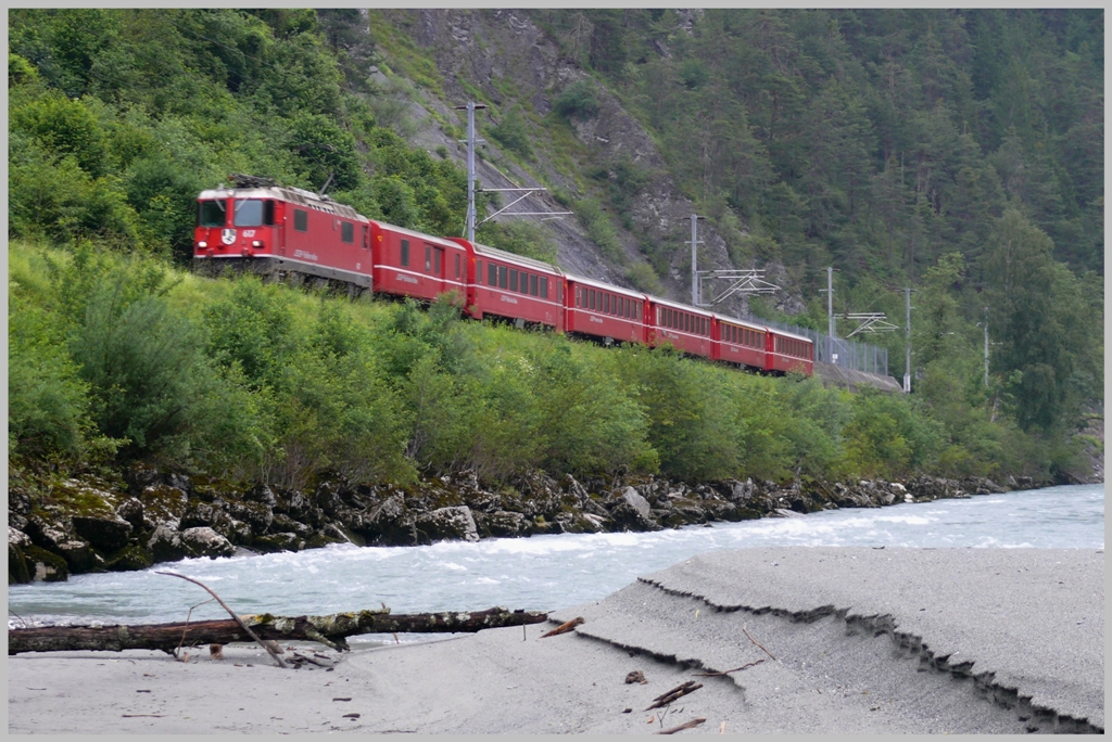 RE1232 mit Ge 4/4 II 617  Ilanz  fhrt entlang des Vorderrheins bei Trin. (20.06.2010)