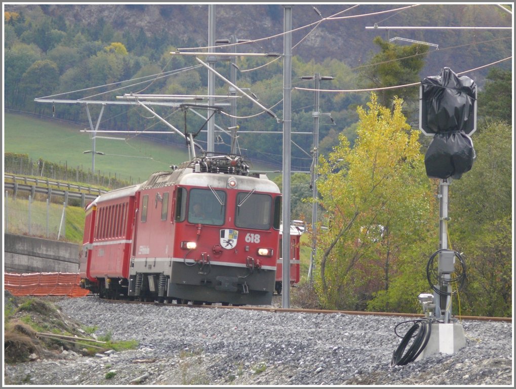 RE1233 mit Ge 4/4 II 618  Bergn/Bravuogn  auf dem neuen Streckenabschnitt zwischen Untervaz-Trimmis und Zizers. (25.10.2009)