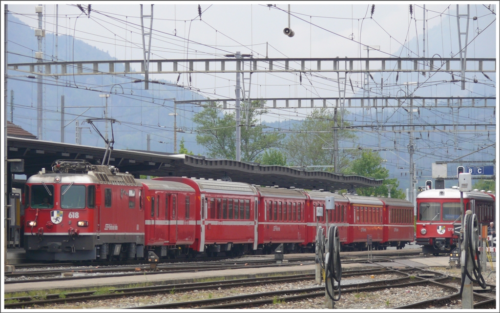 RE1236 mit Ge 4/4 II 618  Bergn/Bravuogn  steht in Landquart. Die neue Perronverlngerung mit dem gezackten Dach ist auf diesem Bild schn zu sehen und ich nehme an, das Ganze hat einen triftigen Grund, nur welcher?
(01.05.2010)