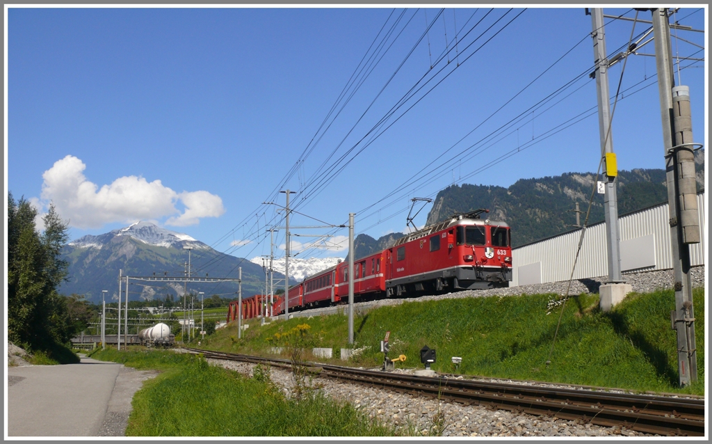 RE1244 mit Ge 4/4 II 633 *Zuoz  fhrt in Untervaz-Trimmis ein. (01.09.2010)