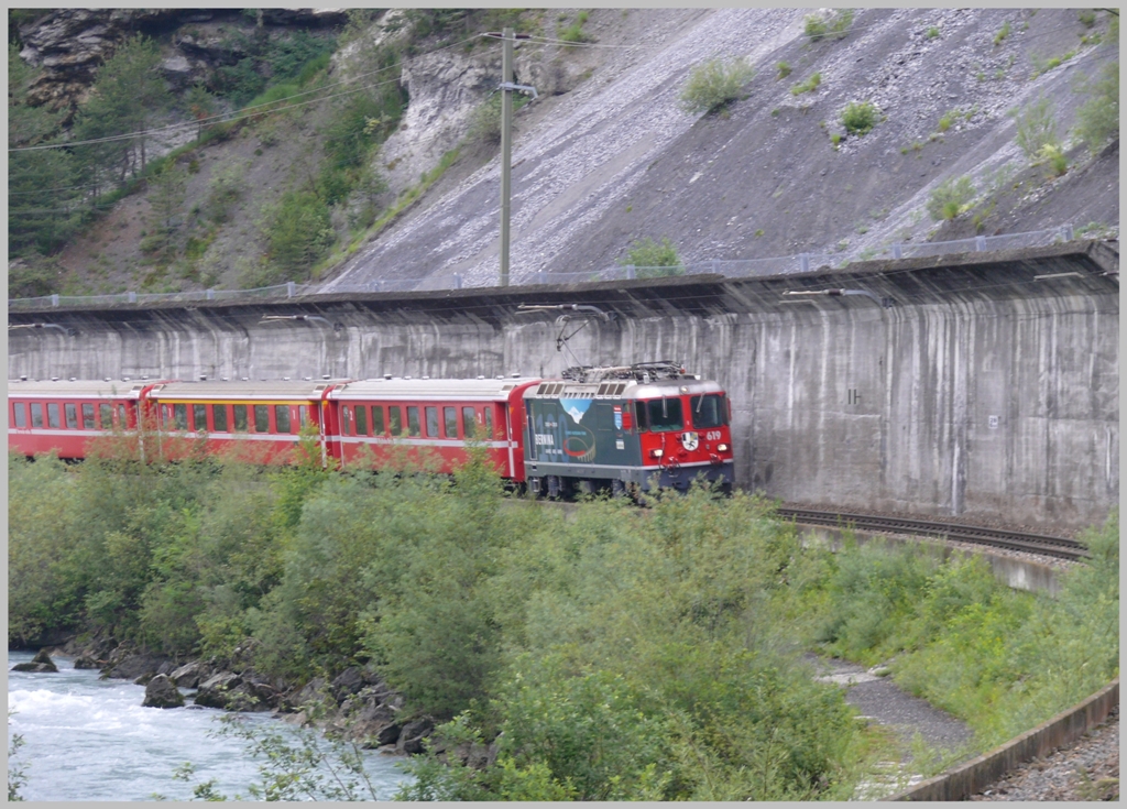 RE1245 mit Ge 4/4 II 619  Samedan  fhrt entlang des Vorderrheins bei Trin. (20.06.2010)