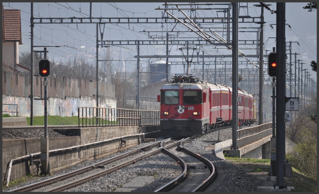 RE1253 mit Ge 4/4 II 618  Bergn/Bravuogn) in Haldenstein. (29.03.2012)