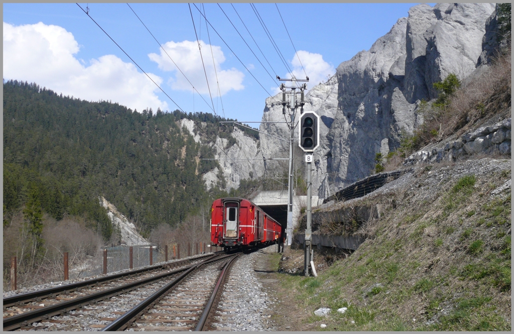 RE1253 verschwindet in Valendas-Sagogn in der Steinschlaggalerie.(08.04.2010)