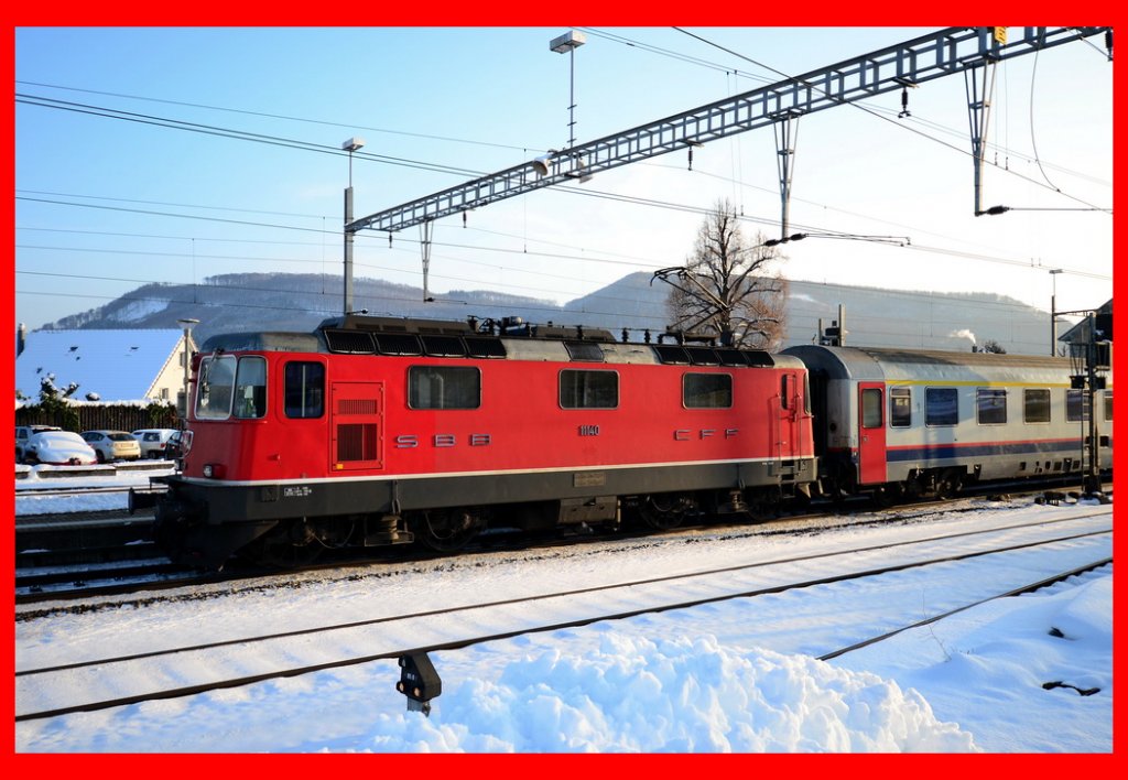  Re4/4 II  11140  mit einem IR nach Basel im Bahnhof Frick Aargau in der Wintersonne am 2.12.2010.