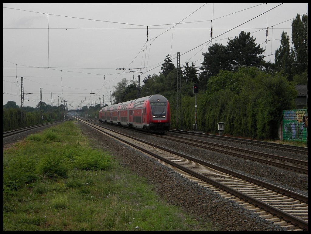 RE5 mit Schublok 146 030 bei der Durchfahrt durch Dsseldorf Angermund, 22.07.2010