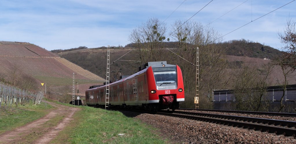 Rebenexpress - Zwar nicht ganz so idyllisch wie das Moselbhnchen zwischen Trier und Bullay (da habe ich noch Kindheitserinnerungen) aber zwischen Taben und Konz fhrt die Saarstrecke (KBS 685 - Bahnstrecke 3230 Saarbrcken-Karthaus) meist an Weinbergen vorbei. Links liegen die Weinberge von Kanzem, geradeaus die von Wiltingen und rechts nebem den Gleisen liegt das Weingut von Gnther Jauch.
425 139 befhrt an diesem Sonntag, durch Bauarbeiten bedingt, nur die Strecke zwischen Saarburg und Trier. Danke an den Triebfahrzeugfhrer fr den freundlichen Gru!