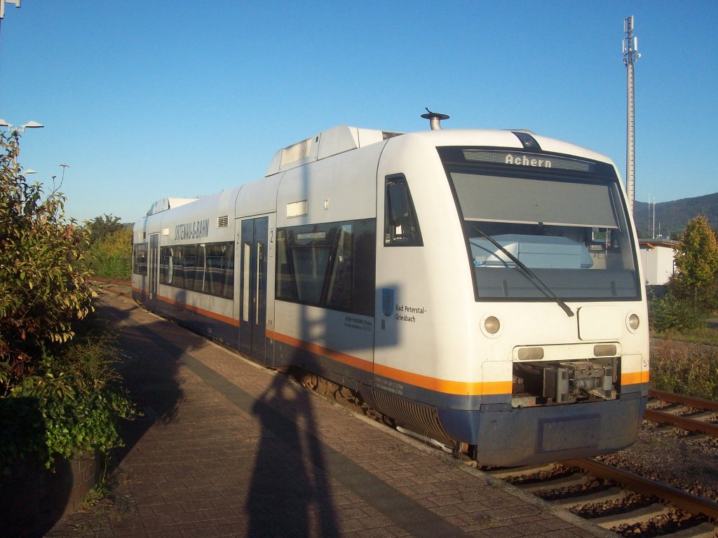 Regio-Shuttle VT 514 der Ortenau-S-Bahn steht am Nachmittag des 15.10.11 im Bahnhof von Achern.