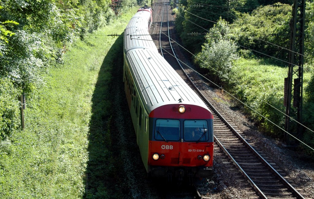 Regionalzug von Linz Hbf nach Passau Hbf am 05.06.2010 kurz vor der Innberquerung vor Passau.