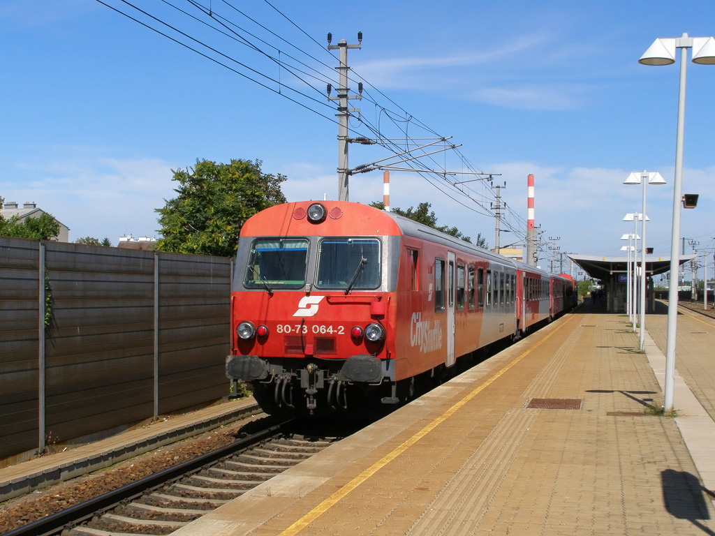 Regionalzug nach Bratislava in Wien-Simmering - 11.08.2011.