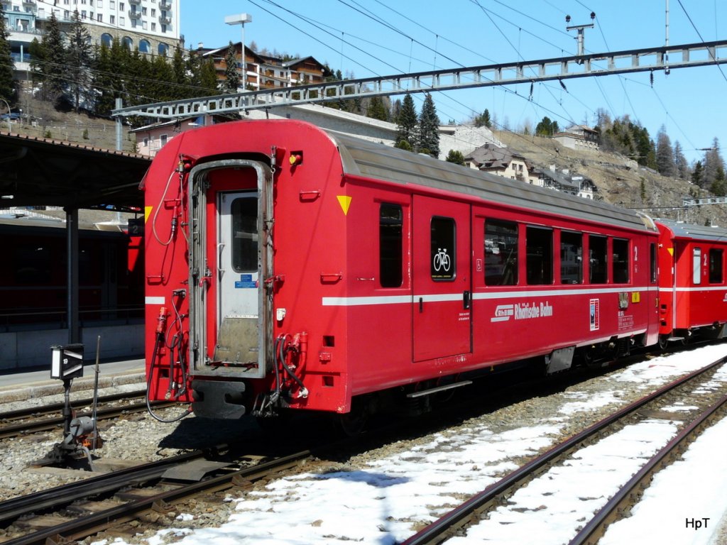 RhB - 2 Kl. Personenwagen mit Gepck/Fahrradabteil in St.Moritz am 07.04.2010