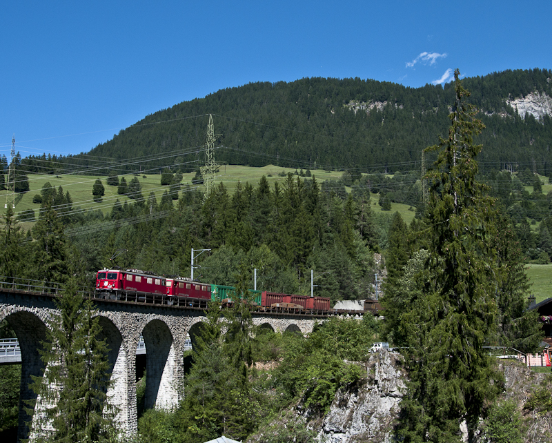 RhB Ge 4/4 I 607	 Surselva  und 602  Bernina  am 8. August 2010 mit einem Gterzug auf dem Soliser Viadukt.