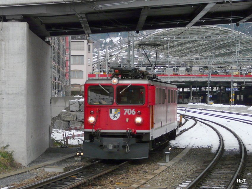 RhB - Ge 6/6 706 vor Gterzug unterwegs im Bahnhofsareal von Chur ,das Foto wurde aus dem Fahrendem Zug heraus gemacht am 04.12.2009