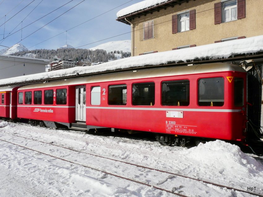 RhB - Personenwagen 2 Kl. B 2303 im Bahnhof von St.Moritz am 01.01.2010