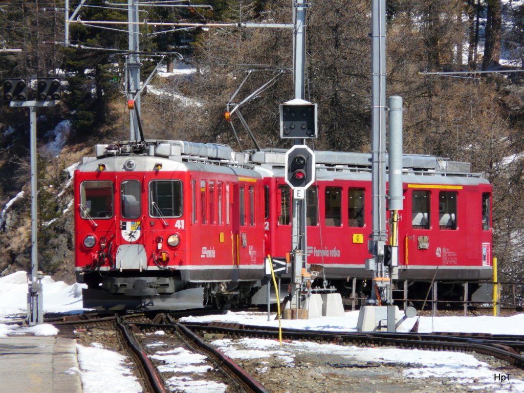 RhB - Triebwagen ABe 4/4 41 und ABe 4/4 42 bei Rangierfahrt im Bahnhofsareal von St.Moritz am 07.04.2010