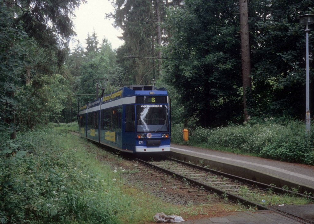 Rostock RSAG SL 6 (Dwag/DWA-6NGTWDE 671) Neuer Friedhof (Ankunftshaltestelle) am 24. Juni 2004.