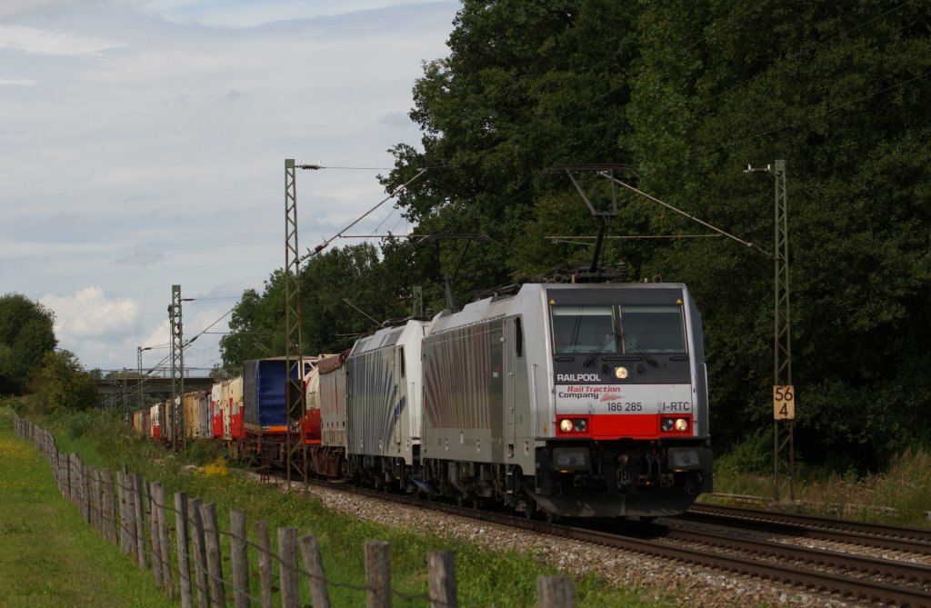 RTC 186 285 + Lokomotion 185 662-4 mit einem Gterzug in Grokarolinenfeld am 13.08.11