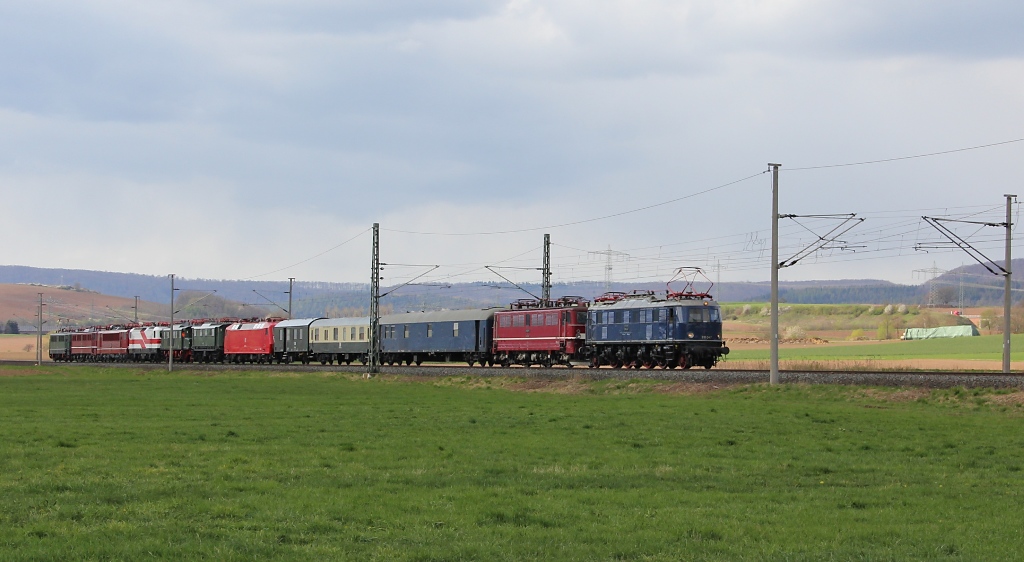 Rckfahrt des Weimarer Museums in Form eines Lokzuges von Bochum-Dahlhausen. Aufgenommen am 16.04.2012 bei Herleshausen. Der Lokzug bestand im Einzelnen aus E18 047, 211 001, 120 005, E44 507, E04 11, 243 117, 250 250, 251 012 und E42 151.