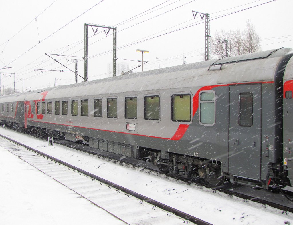 Russian Railways 622071-90268-9 WLABmee im EN 452  TRANSEUROPEAN EXPRESS  von Moskva Belorusskaja nach Paris Est, beim Halt in Frankfurt (M) Sd; 20.12.2011