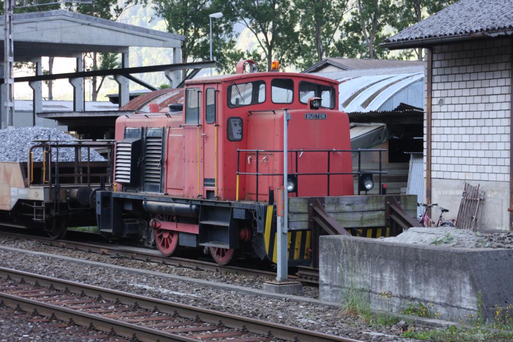 Ruston Diesellok am 17.5.2009 in Flelen. Es drfte sich um eine englische
Stangen Diesel Rangierlok handeln, die laut Emblem von Ruston gefertigt
wurde. Wie dieses Einzelstck in die Schweiz verschlagen wurde, knnen vielleicht
Insider spter ergnzen.
