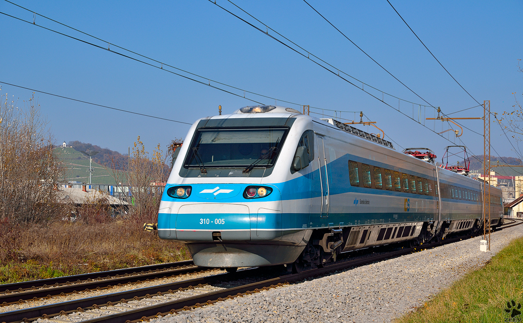 S 310-005 fhrt durch Maribor-Tabor Richtung Ljubljana. /17.11.2012