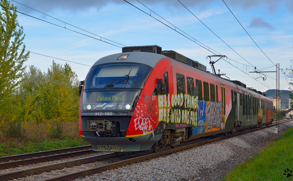 S 312-102 fhrt durch Maribor-Tabor Richtung Zidani Most. /15.10.2012 