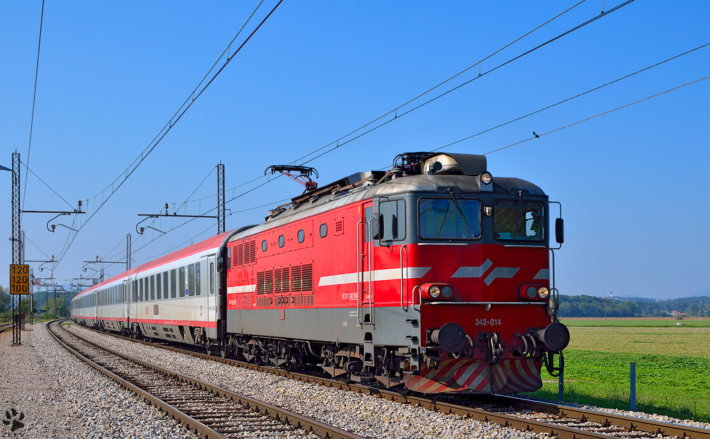 S 342-014 zieht EC158 'Croatia' durch Pragersko Richtung Wien. /18.9.2012