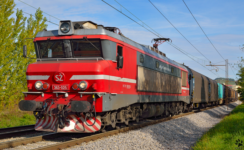 S 363-025 zieht Gterzug durch Maribor-Tabor Richtung Sden. /15.10.2012