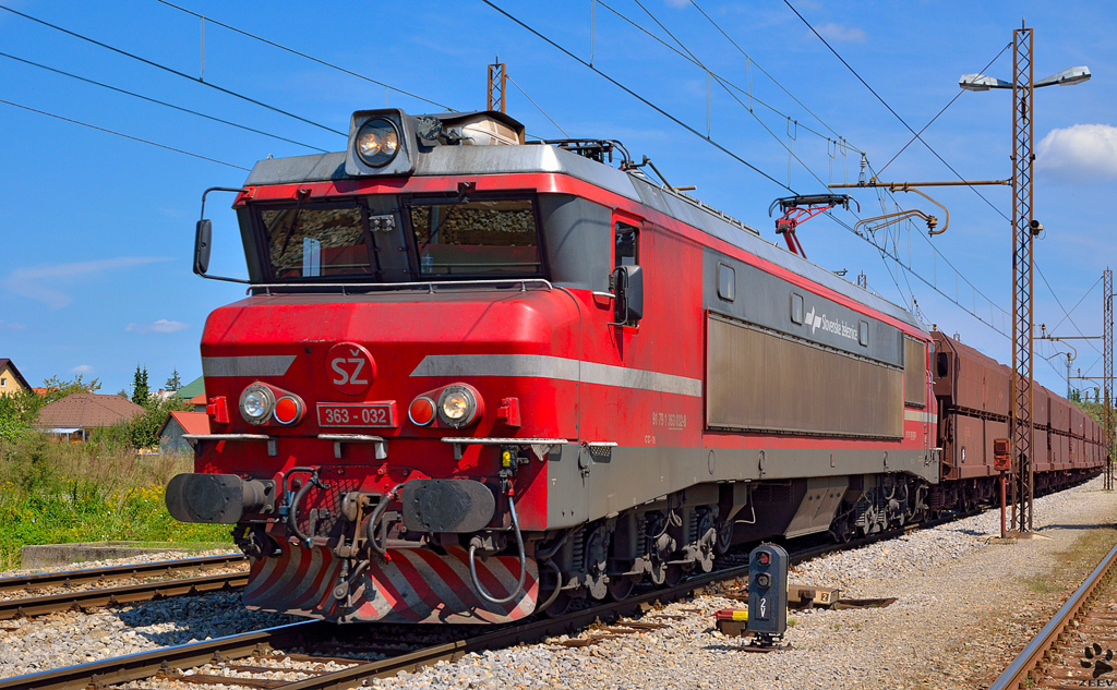 S 363-032 zieht Erzzug durch Pragersko Richtung Hafen Koper. /17.8.2012