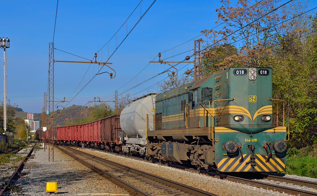 S 644-018 zieht Gterzug durch Maribor-Tabor Richtung Verschiebebahnhof Tezno. /30.10.2012