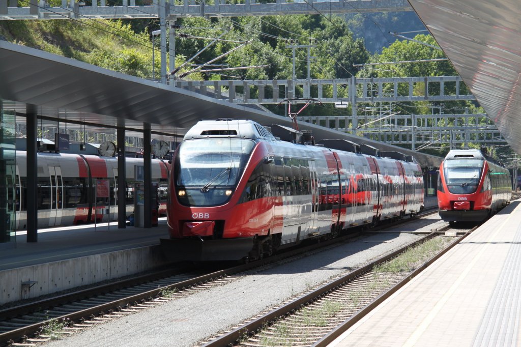 S-Bahn Vorarlberg,links Zug nach Buchs/SG(CH)mitte,Zug nach Bregenz und rechts Zug nach Bludenz.Feldkirch 01.08.12