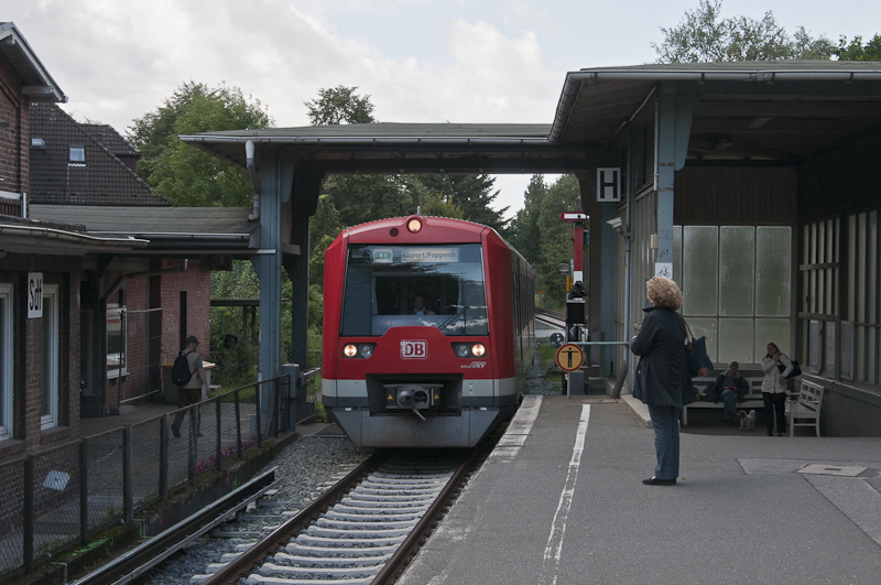 S1 nach Airport/Poppenbttel am 25. August 2010 in Hamburg Slldorf. Die Besonderheit an dieser Station ist gewiss der niveaugleiche bergang.