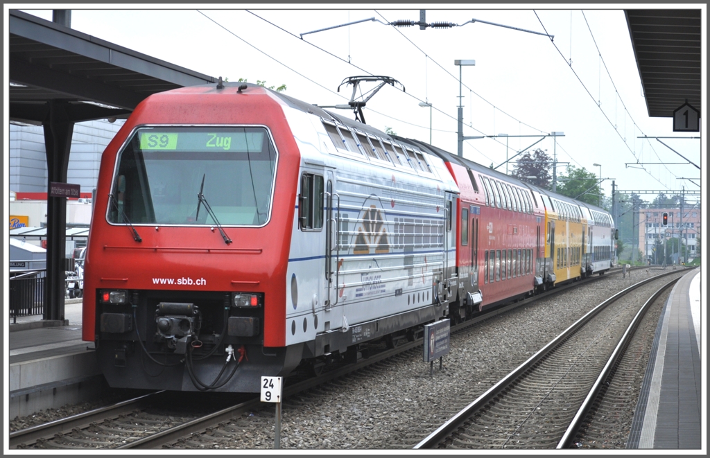 S9 18940 Uster - Zug in Uster. Diese 450er Komposition macht Werbung fr die verschiedenen Verkehrstrger des Zrcher Verkehrverbundes und zwar auf jeder Seite verschieden. Lok 450 = ZSG Zrcher Schifffahrtsgesellschaft. (28.04.2011)