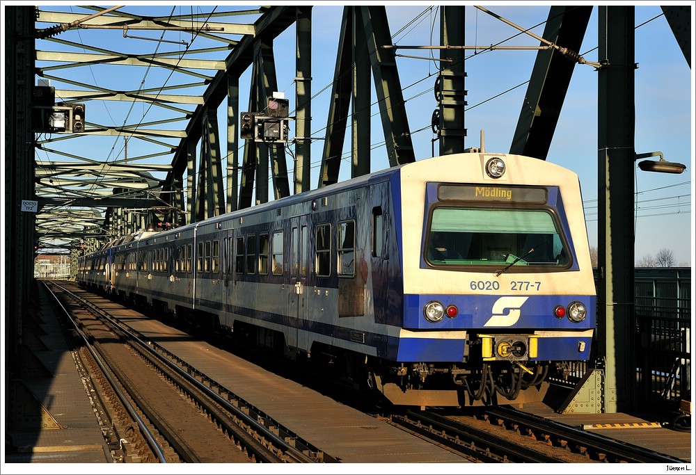 S9 (Gnserndorf-Mdling); hier auf der S-Bahn-Brcke in Wien/Handelskai, 21.2.2010.