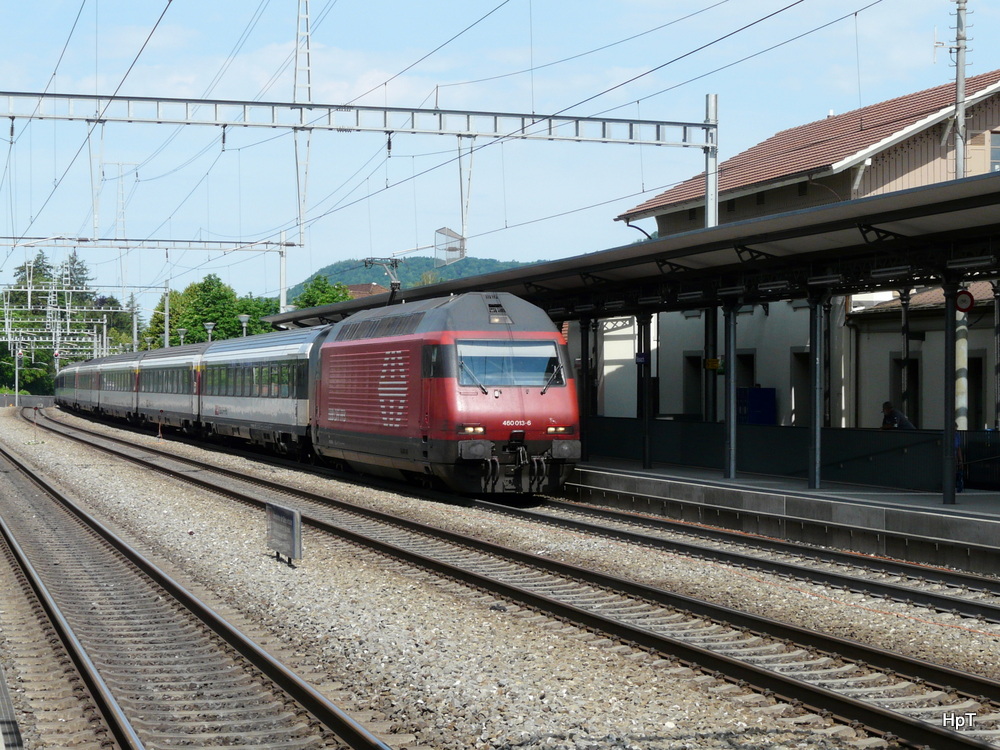 SBB - 460 013-6 mit Schnellzug unterwegs in Sissach am 15.06.2012