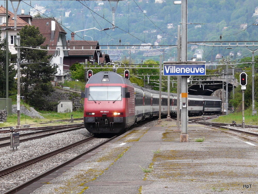 SBB - 460 080-5 mit Schnellzug bei der durchfahrt im Bahnhof Villeneuve am 01.05.2012