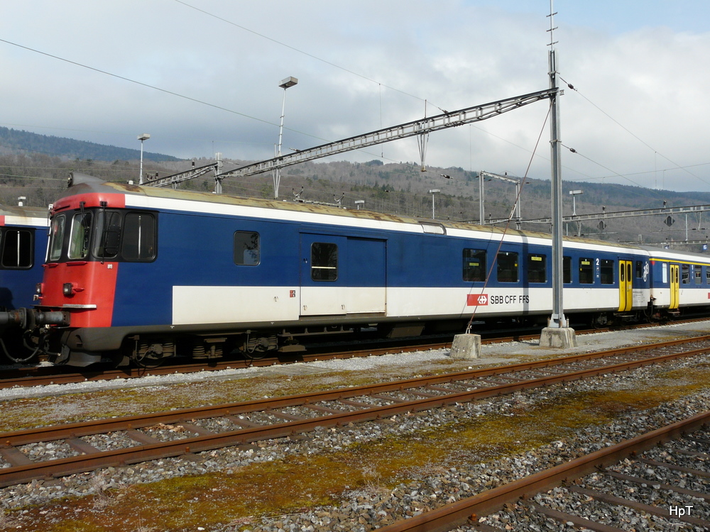 SBB - Ausrangierter Steuerwagen BDt 50 85 82-33 936-4 abgestellt in Cornaux am 11.03.2012 .. Foto wurde von auserhalb der Geleise aus gemacht ..