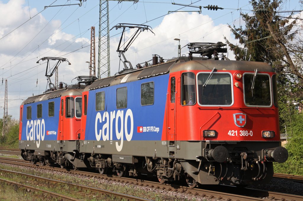 SBB Cargo 421 388 und 421 381 fahren am 12.3.11 durch Ratingen-Lintorf.