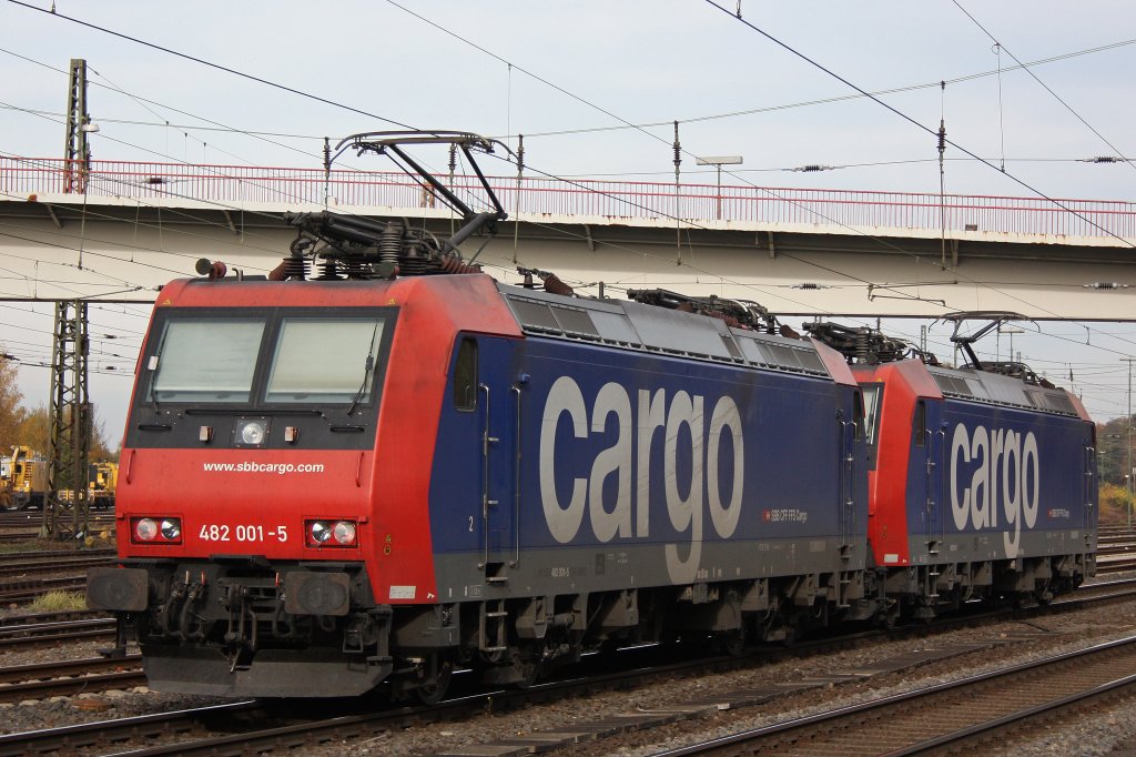 SBB Cargo 482 001 und 482 019 am 5.11.11 als Lz bei der Durchfahrt durch Duisburg-Entenfang.