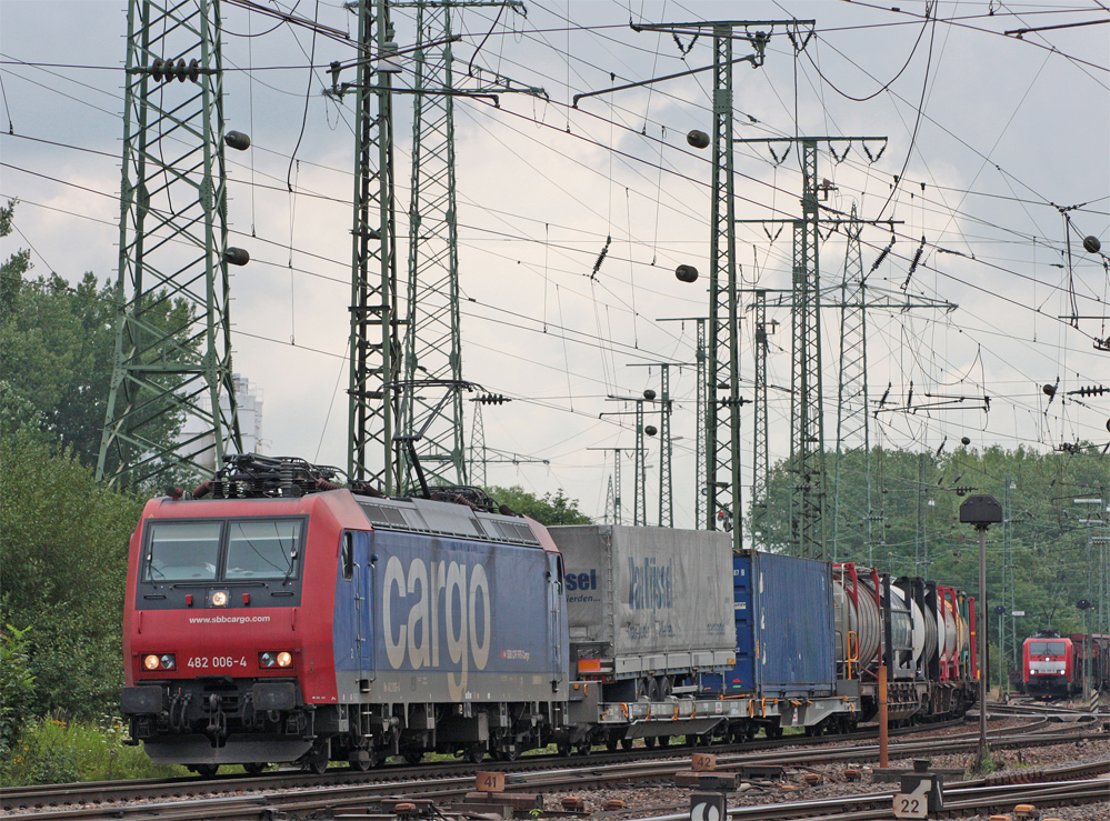 SBB Cargo 482 006-4 mit einem Gterzug bei der Durchfahrt in Kln Gremberg, 5.8.10